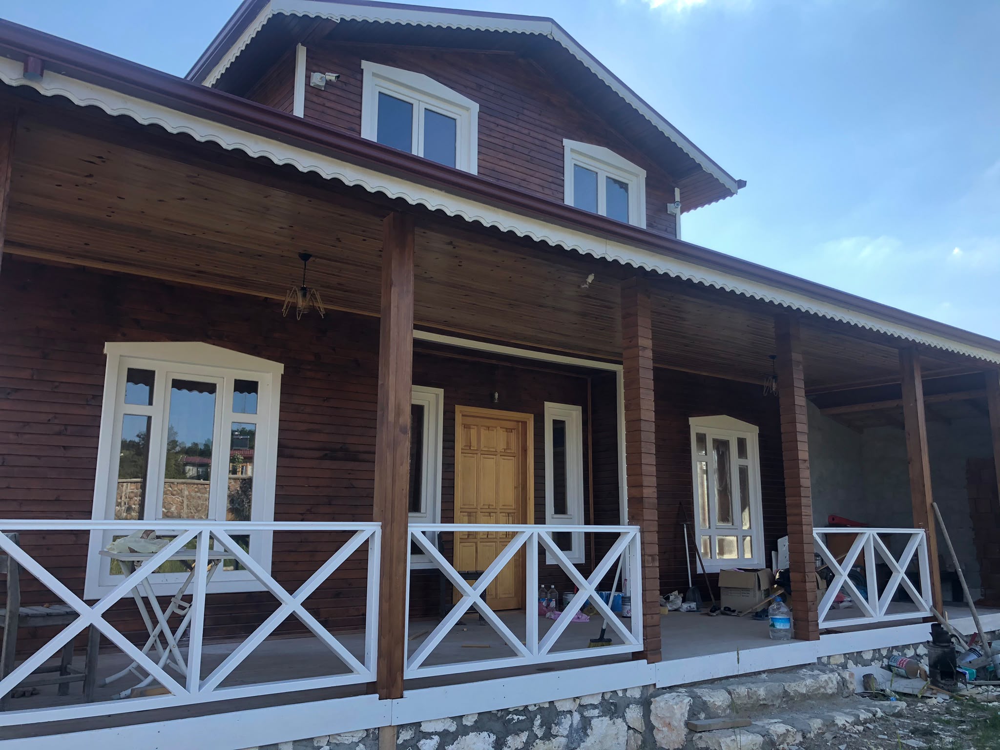Müstakil Villa Önü Çapraz Korkuluklu Geniş Ahşap Veranda