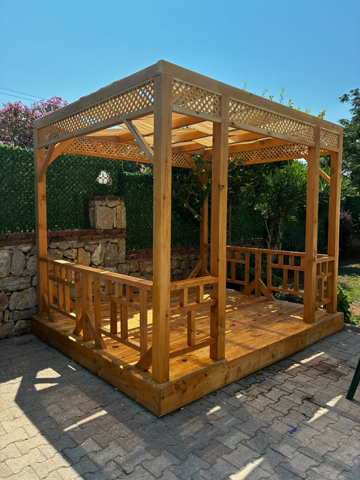 Doğal Çam Deck Zeminli & Kafes Korumalı Bahçe Pergola & Kamelya